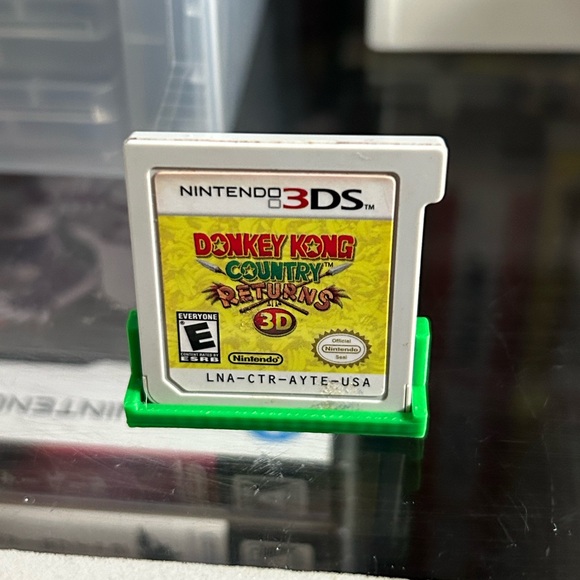 Nintendo 3DS Donkey Kong Country Returns 3D Cartridge - Yellow and Green - Picture 1 of 1